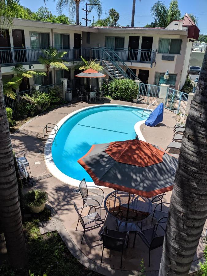 | Tarzana Inn