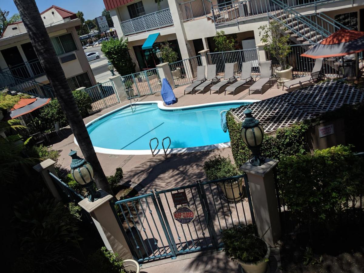 | Tarzana Inn