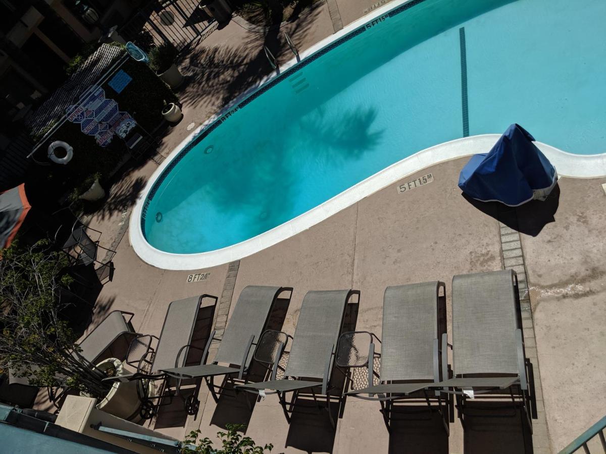 | Tarzana Inn