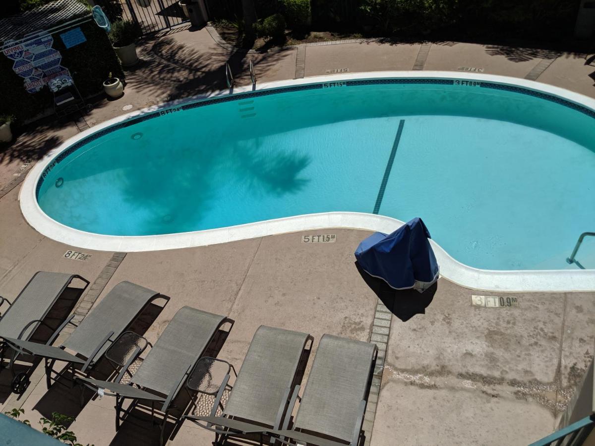 | Tarzana Inn