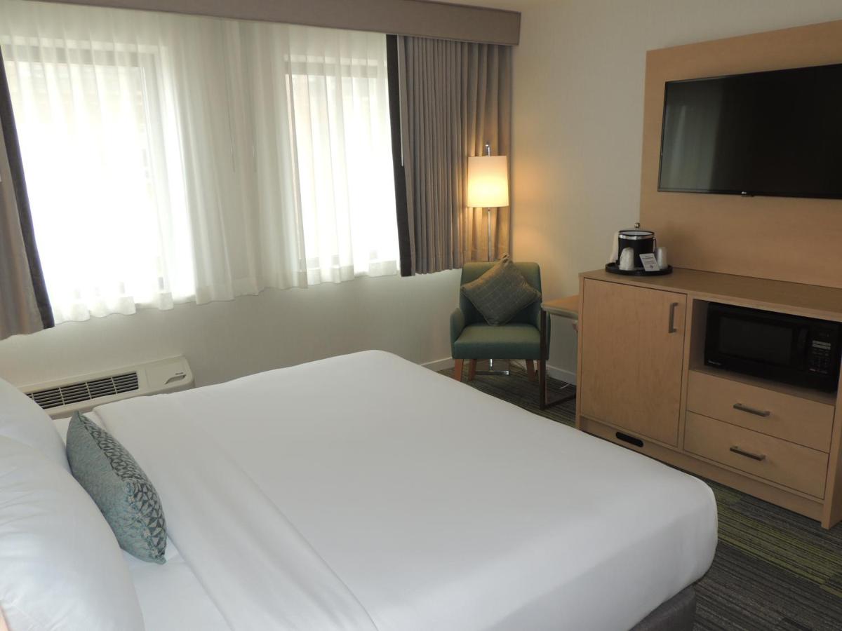 King Room at The Inn at Longwood Medical