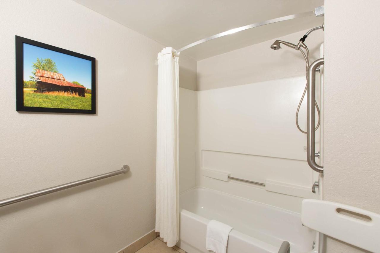 King Room - Mobility Access/Non-Smoking at La Quinta Inn & Suites by Wyndham Pigeon Forge-Dollywood