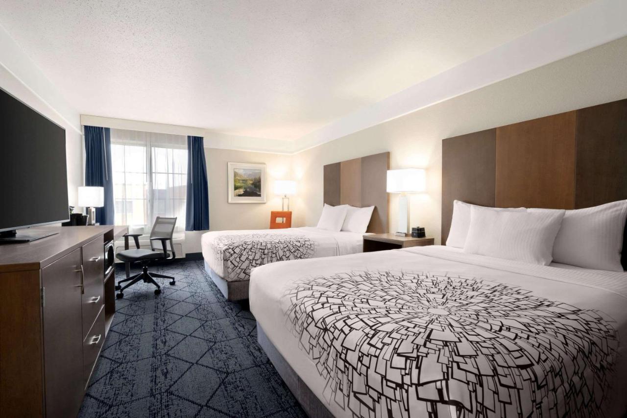 Deluxe Queen Room with Two Queen Beds at La Quinta Inn and Suites by Wyndham at WaTiki Waterpark