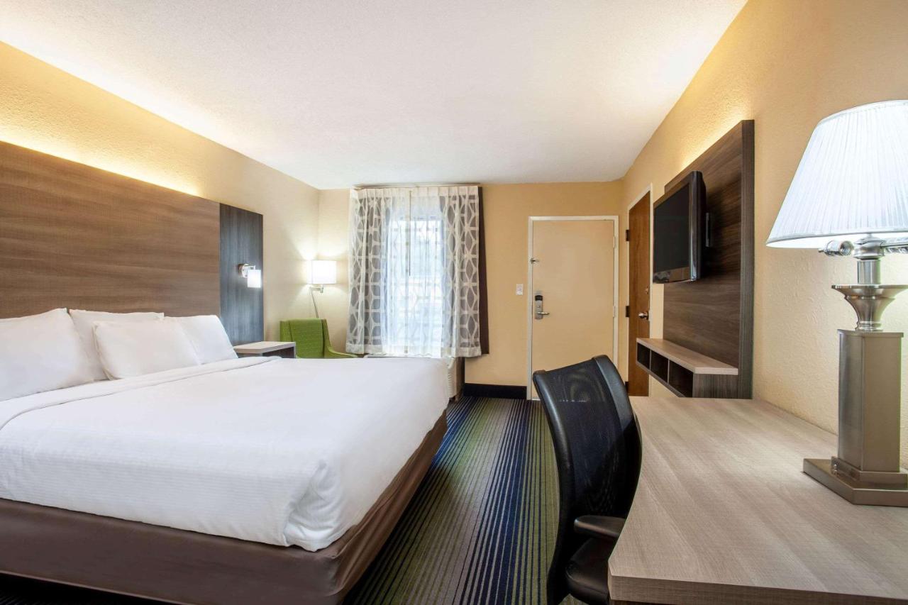 1 King Bed, Deluxe Room, Non-Smoking at Baymont by Wyndham McDonough