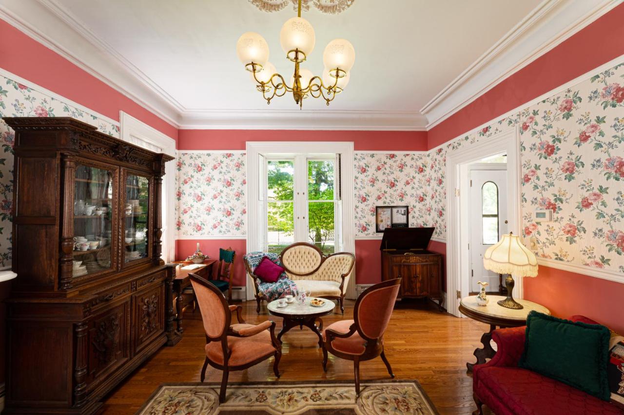 | Rosemont Inn