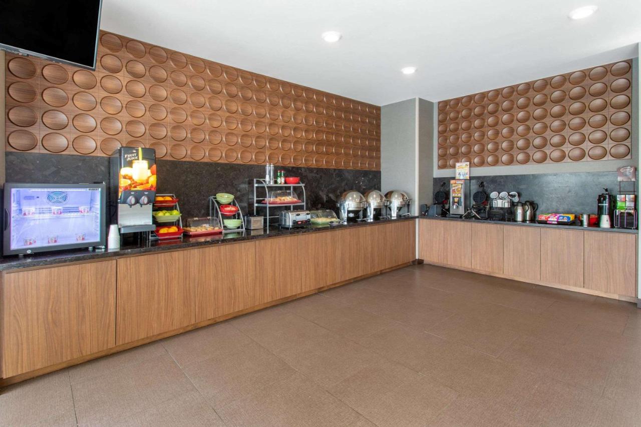 Queen Studio Suite - Non-Smoking at Hawthorn Extended Stay by Wyndham Loveland