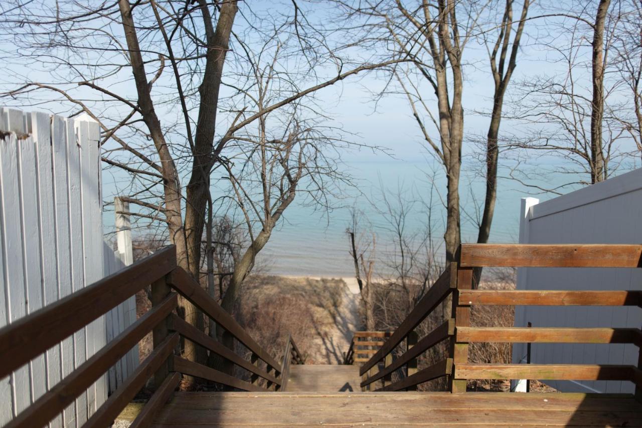| Gordon Beach Inn