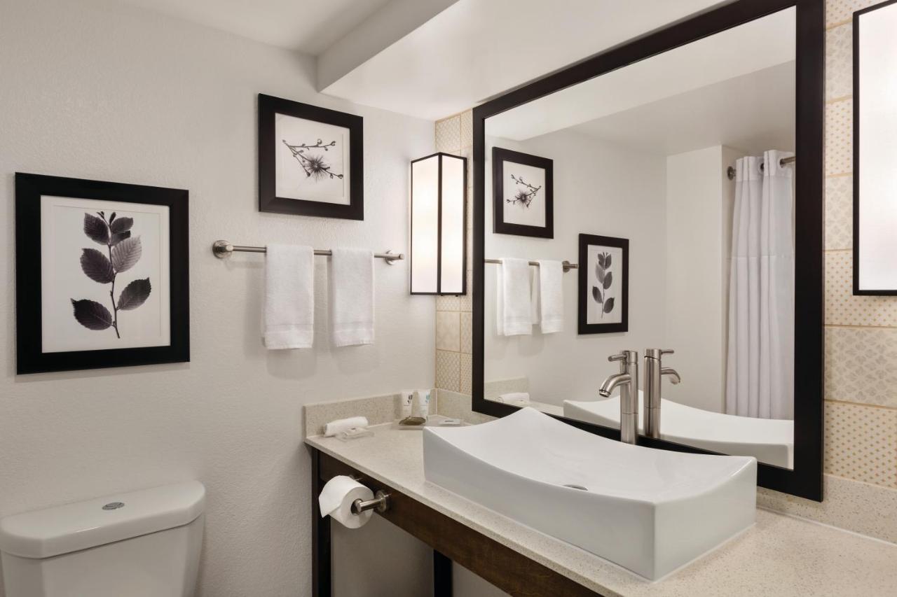 King Room with Roll-in Shower - Disability Access/Non-Smoking at Country Inn & Suites by Radisson, Beaufort West, SC