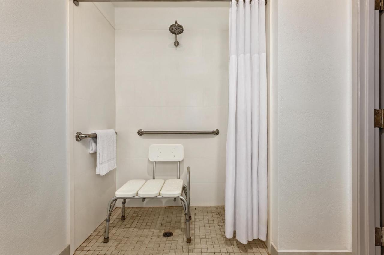 King Room with Roll-in Shower - Disability Access/Non-Smoking at Country Inn & Suites by Radisson, Beaufort West, SC