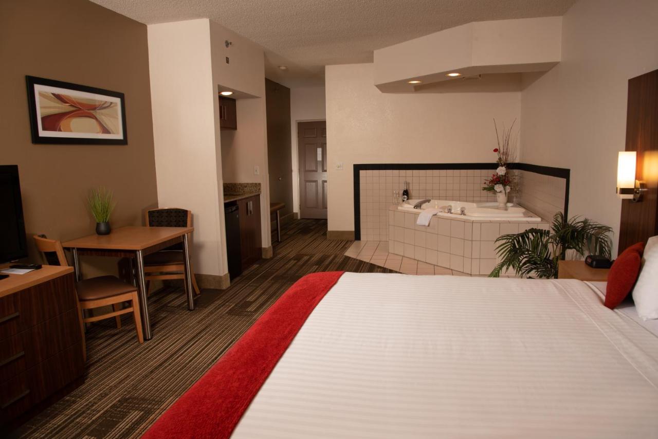 King Room with Spa Bath at Northfield Inn, Suites & Conference Center