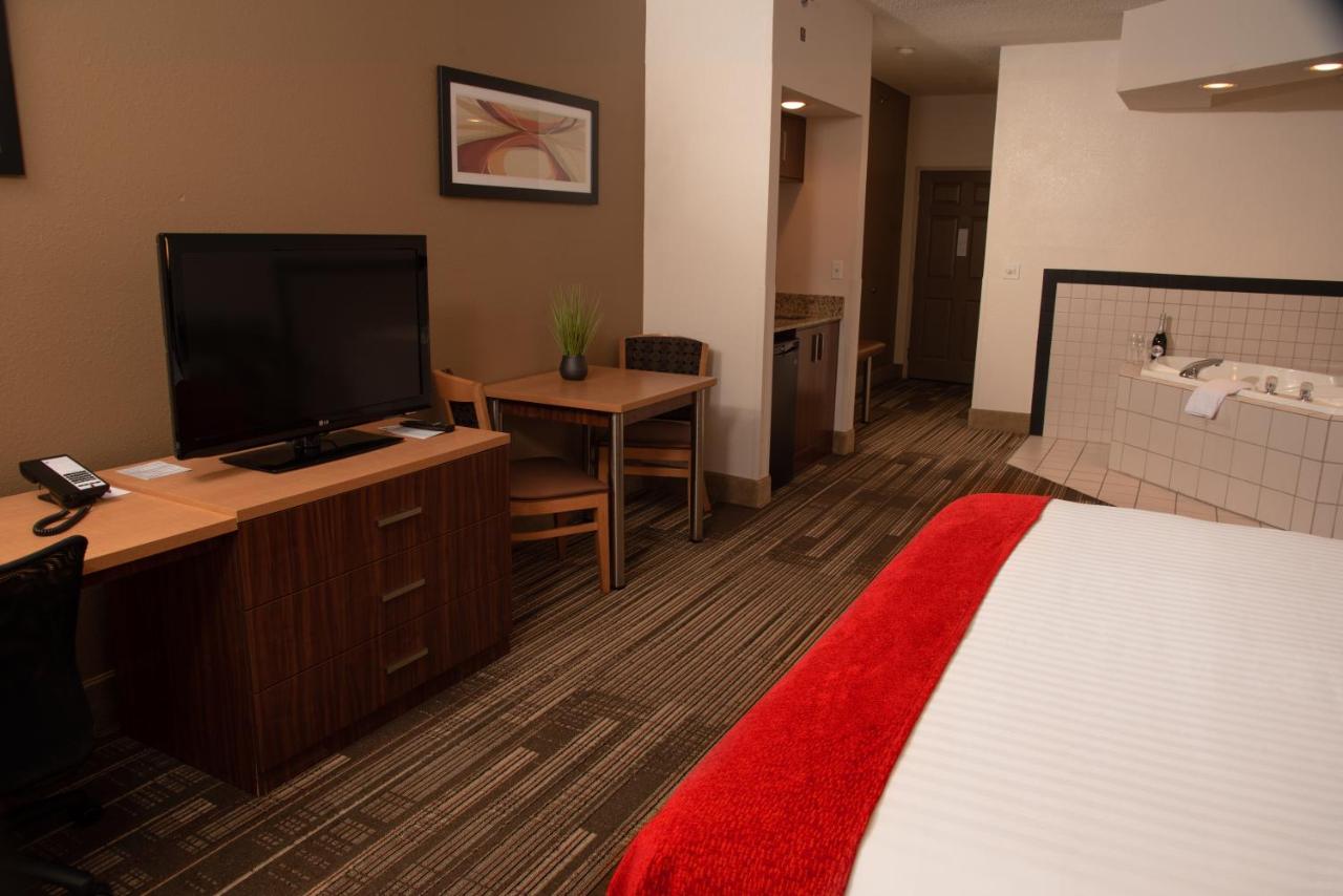 King Room with Spa Bath at Northfield Inn, Suites & Conference Center