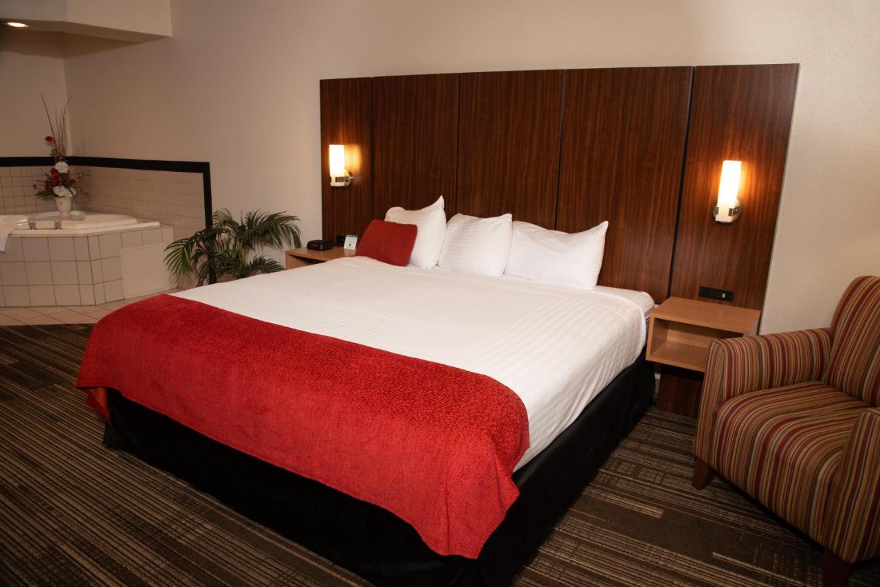 King Room with Spa Bath at Northfield Inn, Suites & Conference Center