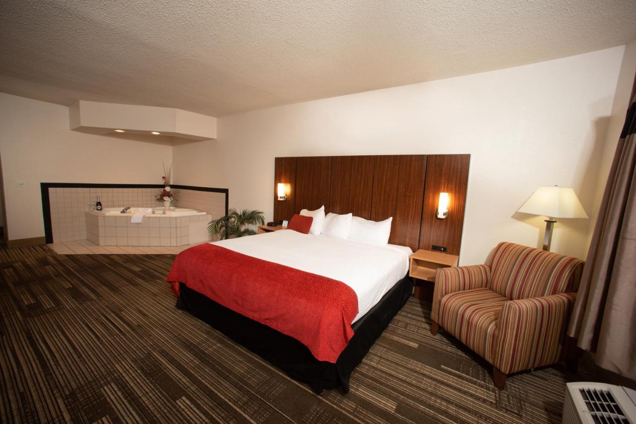 King Room with Spa Bath at Northfield Inn, Suites & Conference Center