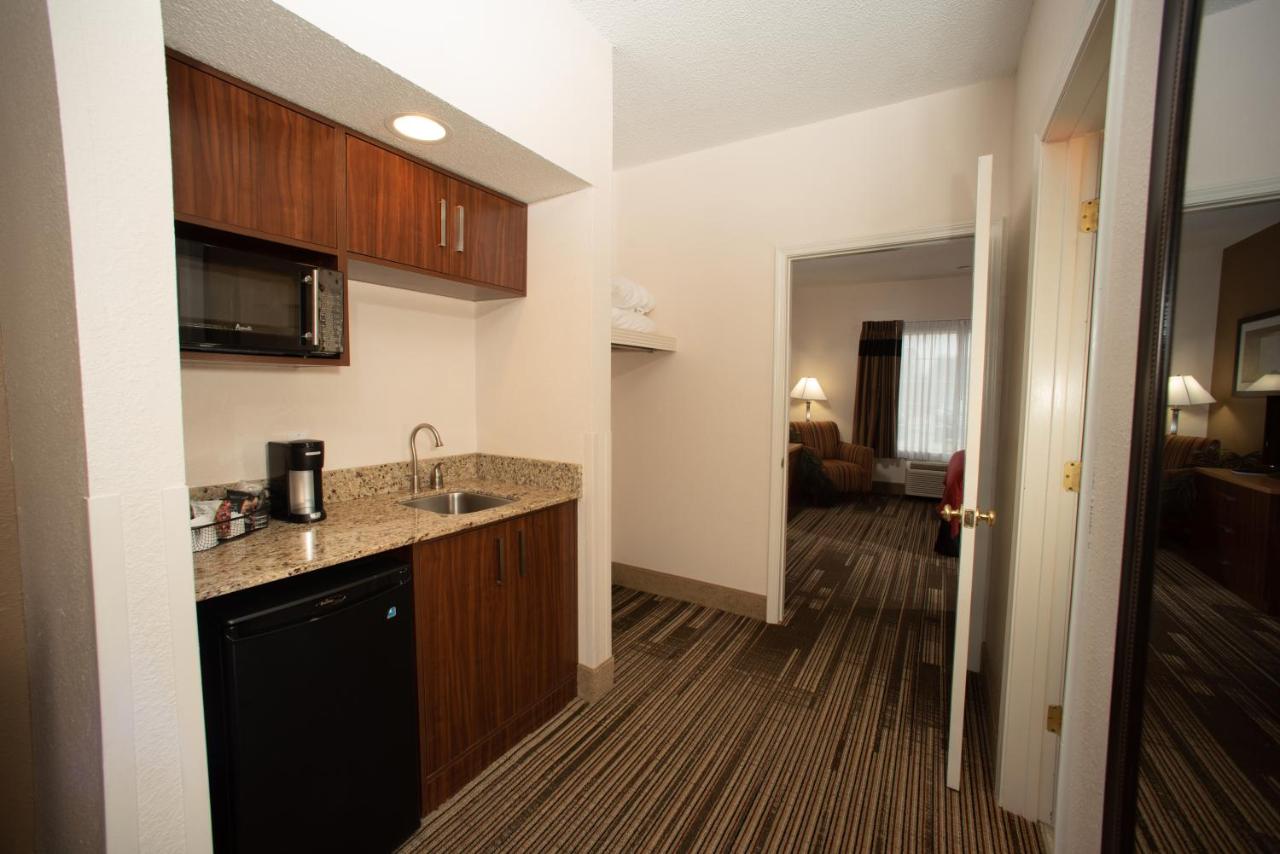 One-Bedroom Suite at Northfield Inn, Suites & Conference Center