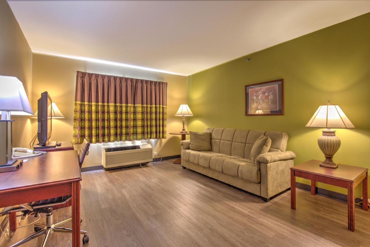 | Super 8 by Wyndham Waterloo