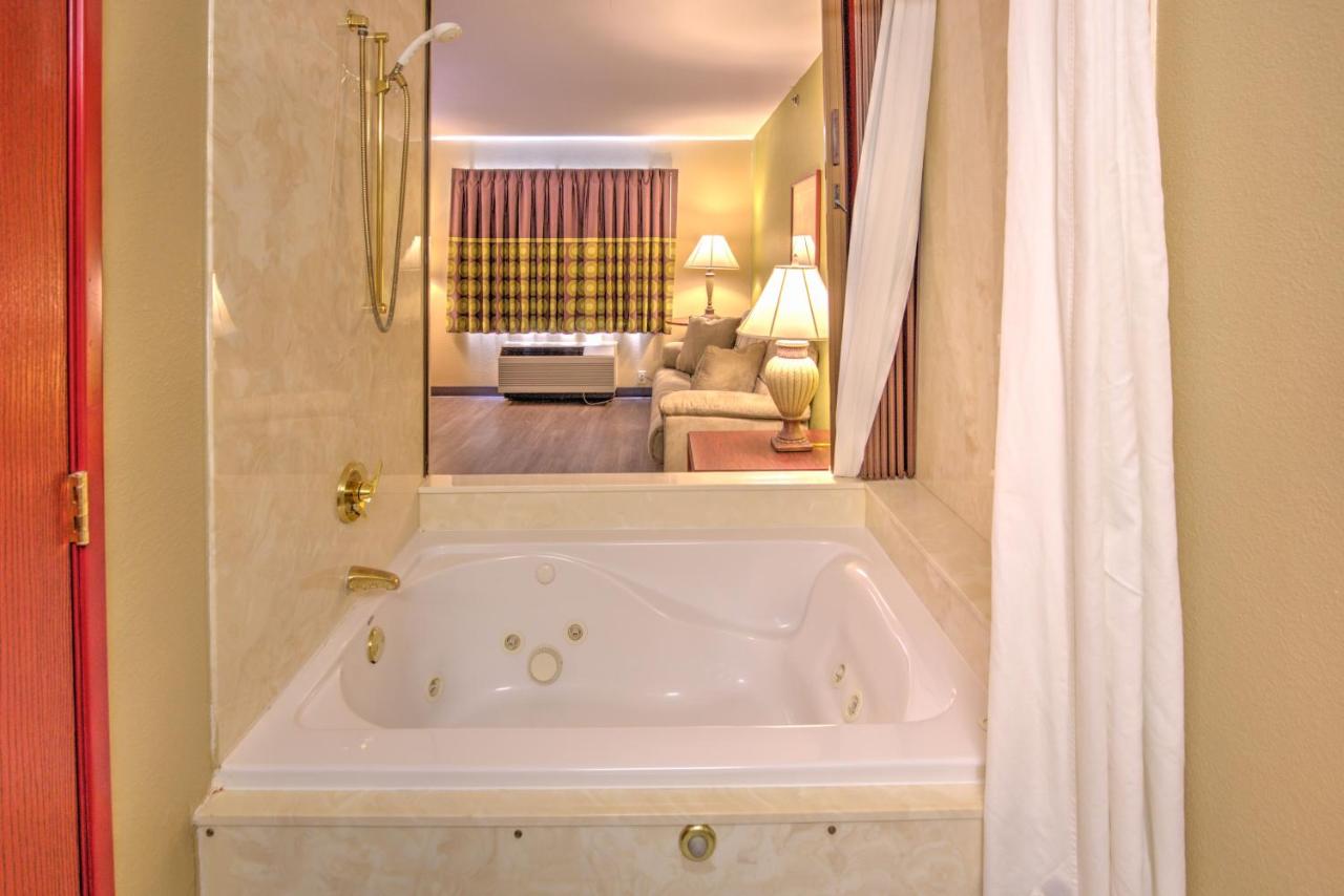 | Super 8 by Wyndham Waterloo