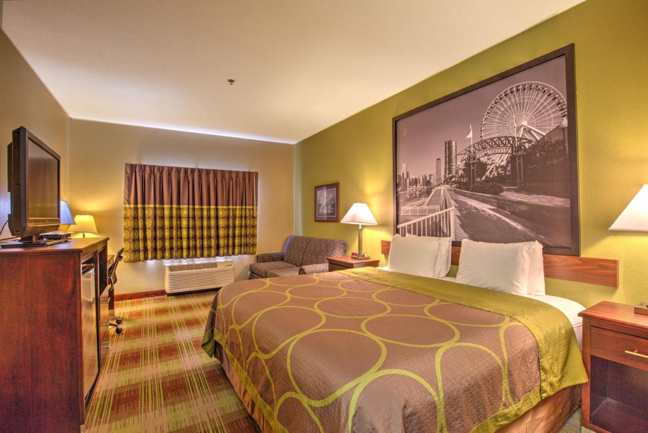 | Super 8 by Wyndham Waterloo
