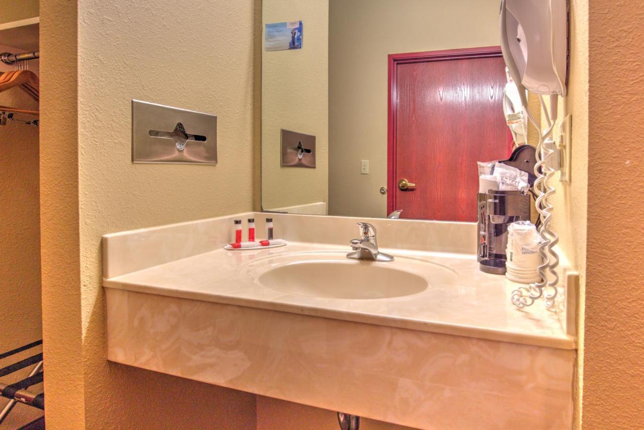 | Super 8 by Wyndham Waterloo