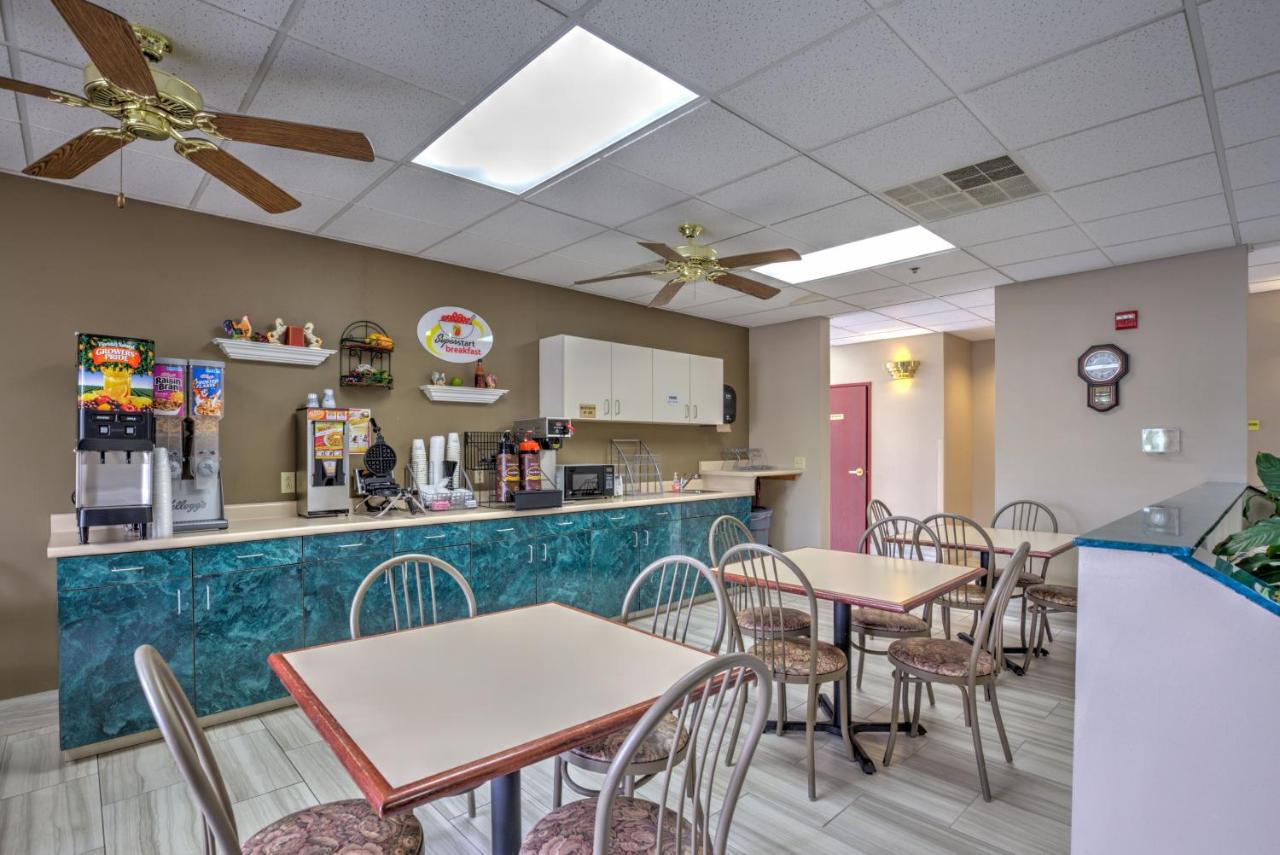 | Super 8 by Wyndham Waterloo