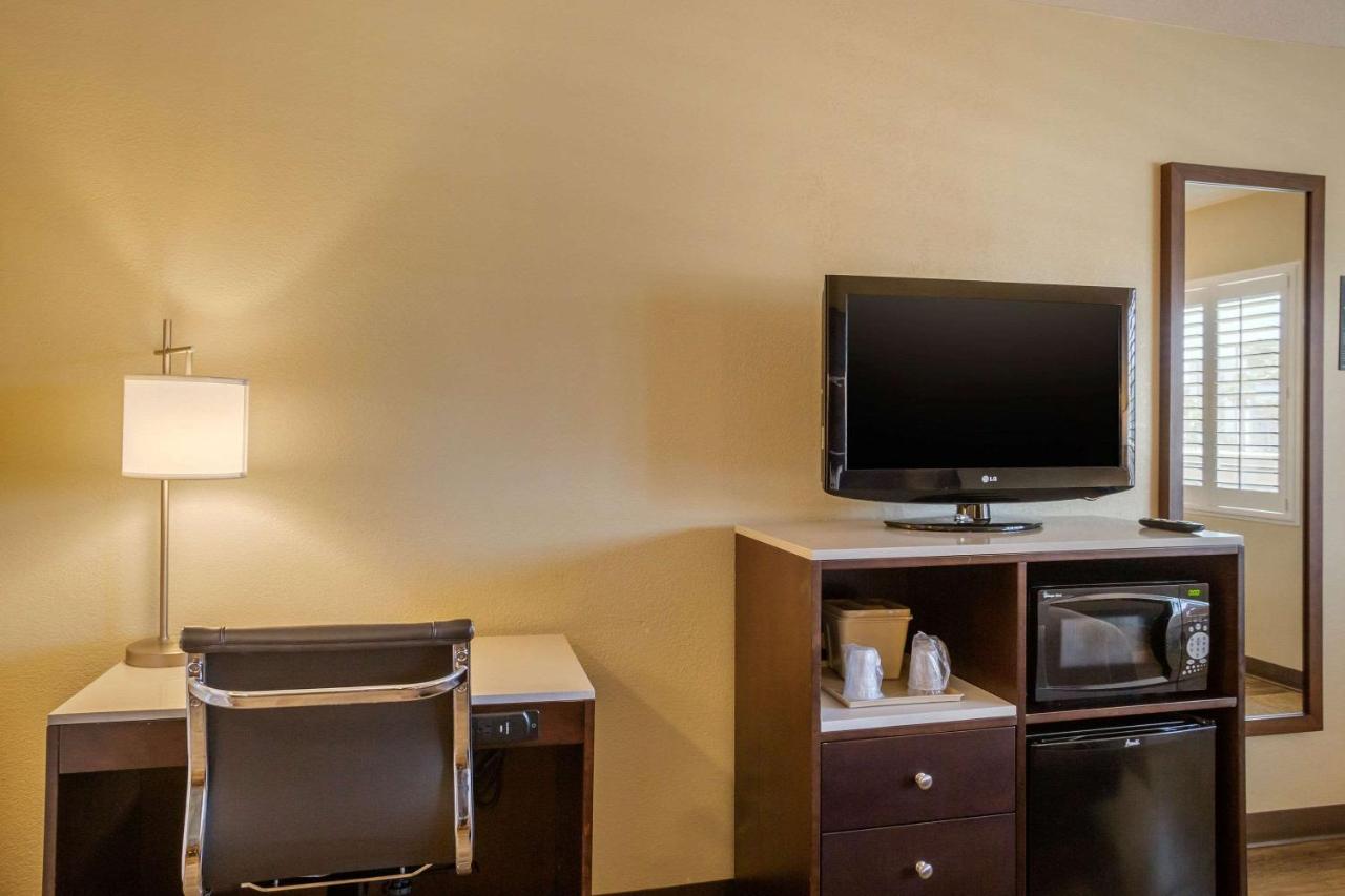 Deluxe Room, 1 King Bed, Non Smoking at Comfort Inn San Diego Airport At The Harbor