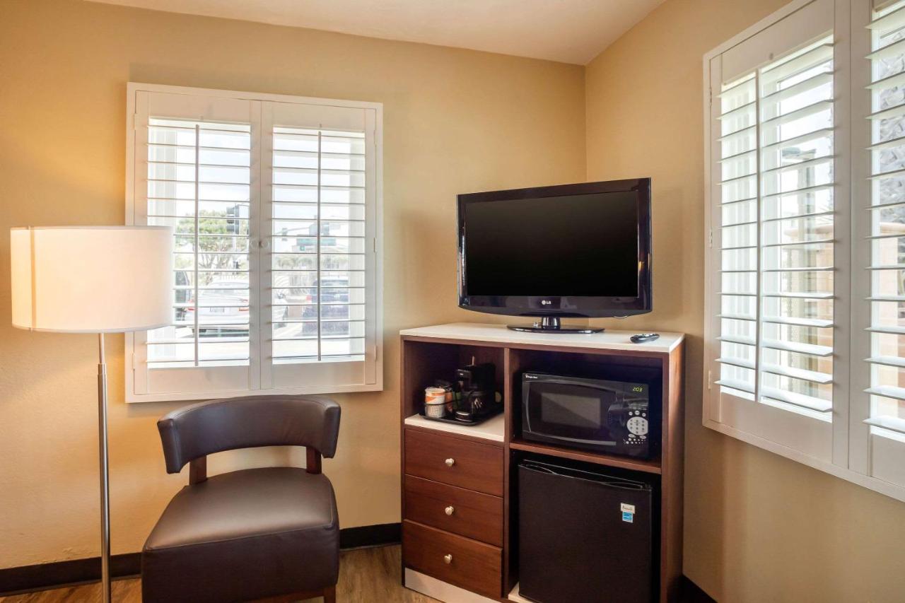 Deluxe Room, 1 King Bed and Bunk Bed, Non Smoking at Comfort Inn San Diego Airport At The Harbor