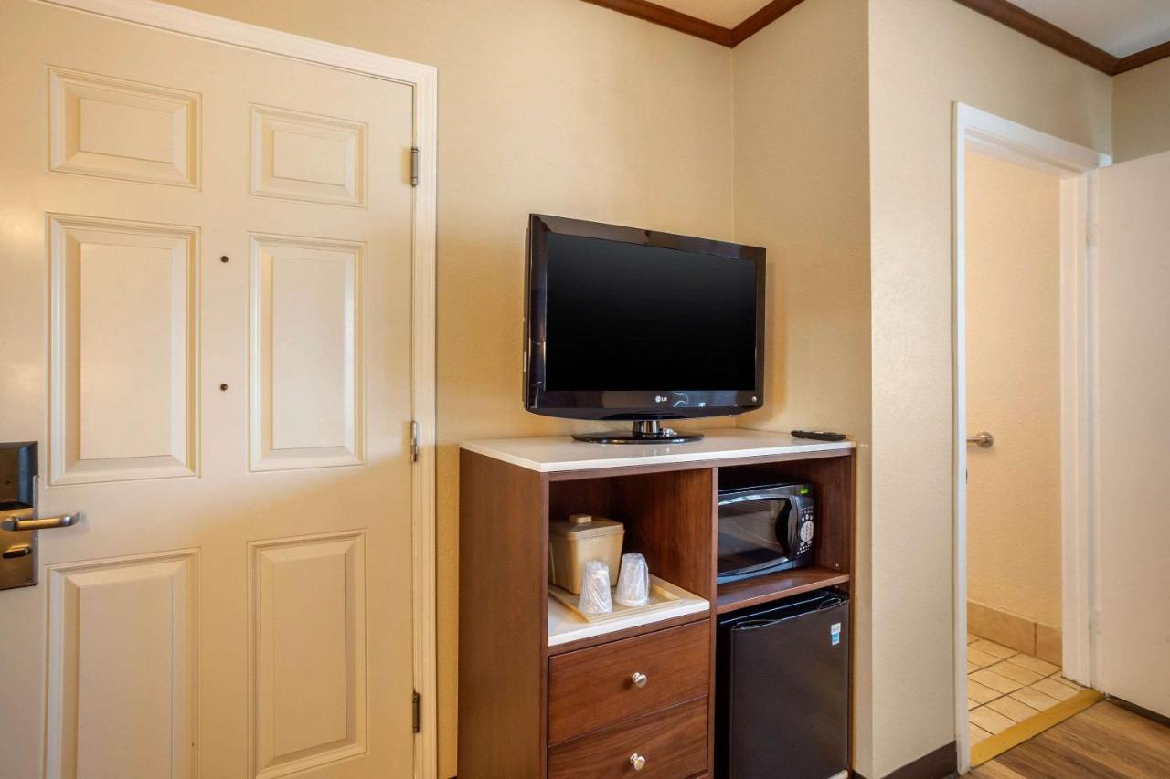 Accessible Room, 1 King Bed, Roll-In Shower, Non Smoking at Comfort Inn San Diego Airport At The Harbor
