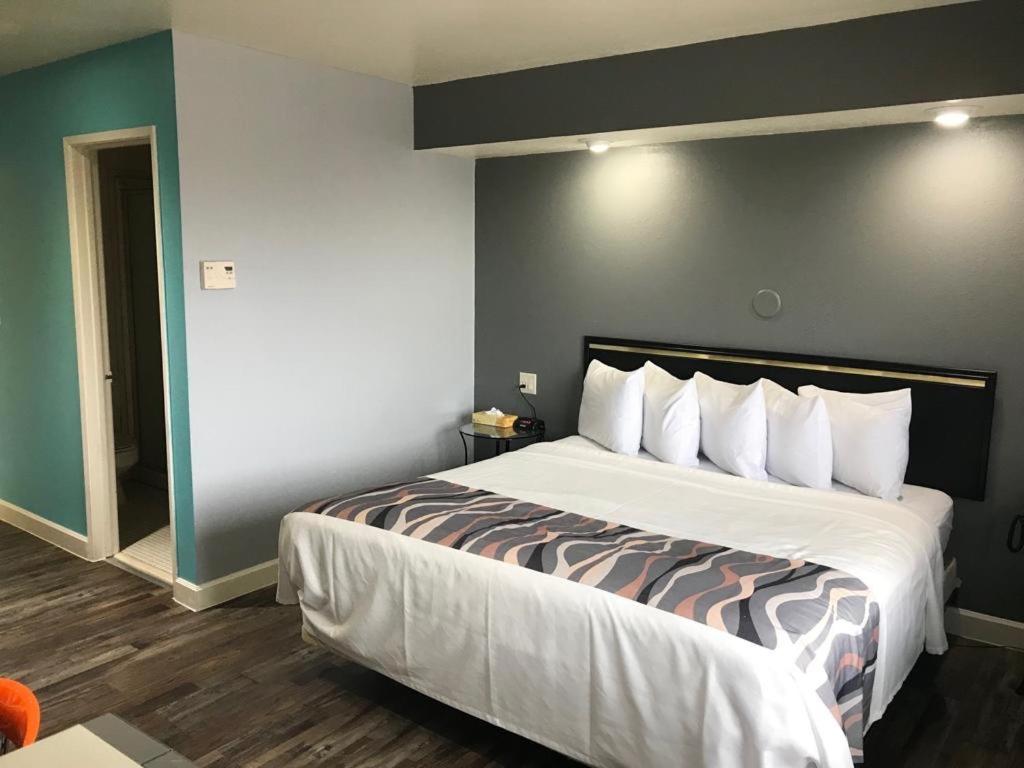 King Room at Valued Stay Madison