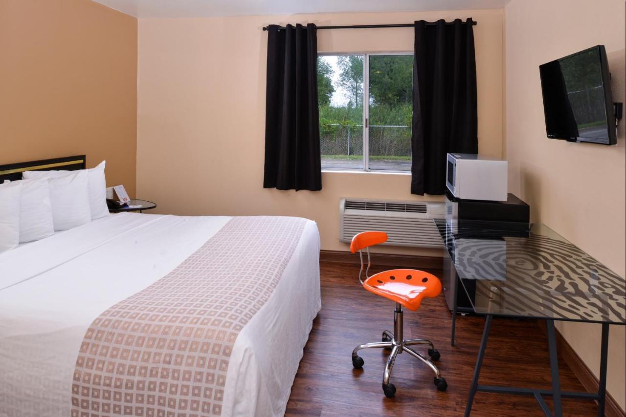 King Room at Valued Stay Madison