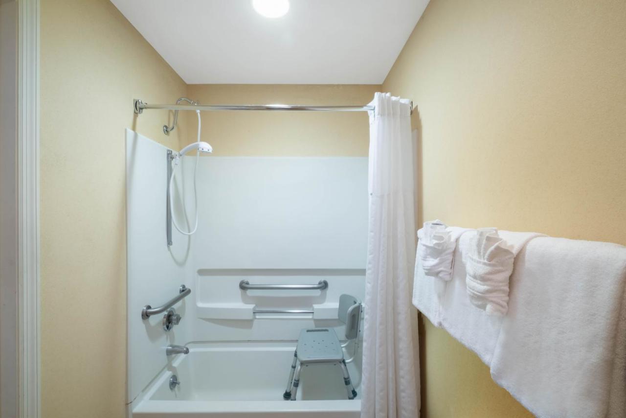 King Room - Disability Access at Baymont by Wyndham Knoxville/Cedar Bluff
