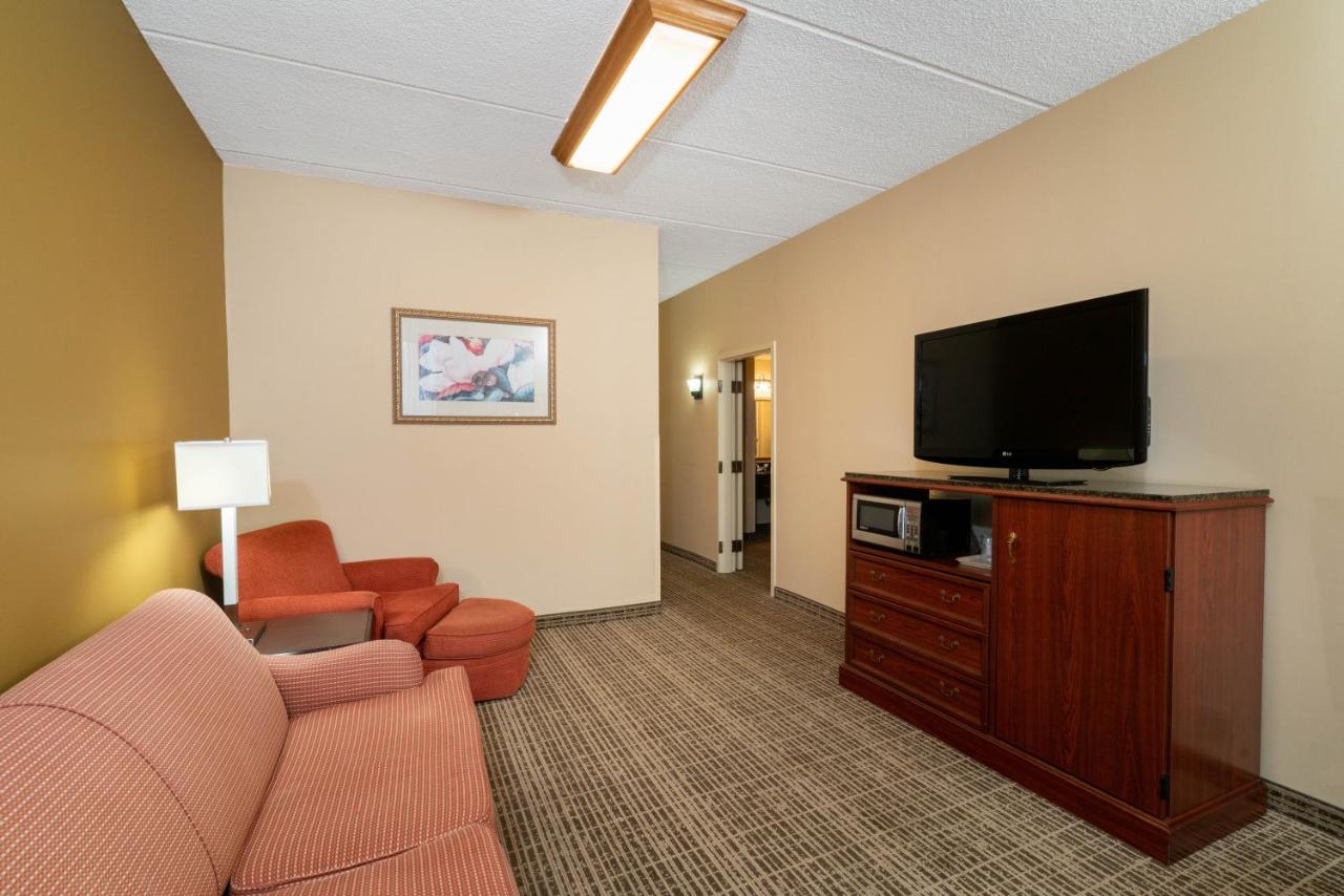 Junior Executive King Suite - Non-Smoking at Baymont by Wyndham Knoxville/Cedar Bluff