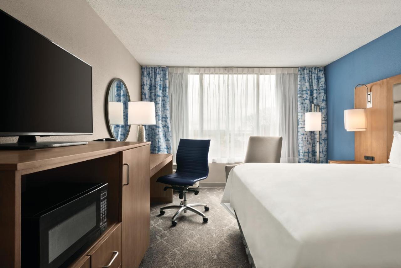 King Room - Non-Smoking at Radisson Hotel and Conference Center Fond du Lac