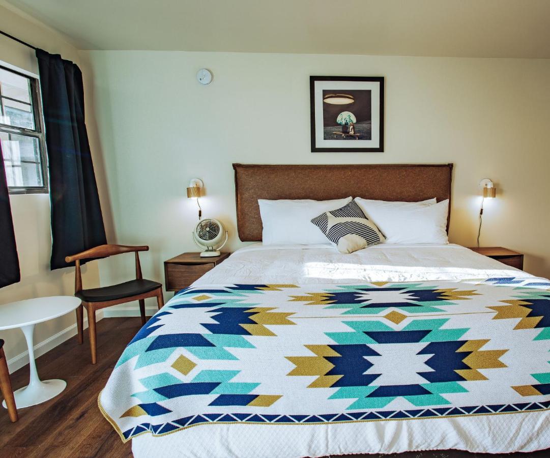 | Stonewall Motor Lodge