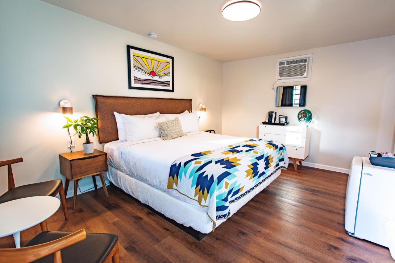 | Stonewall Motor Lodge