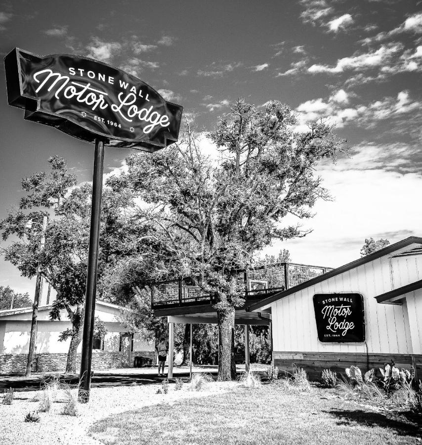 | Stonewall Motor Lodge