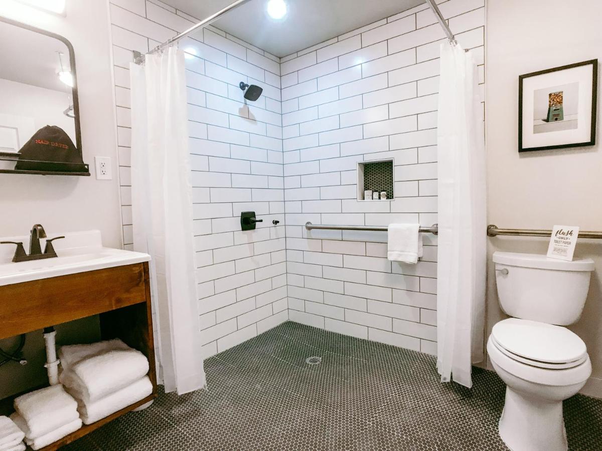 | Stonewall Motor Lodge