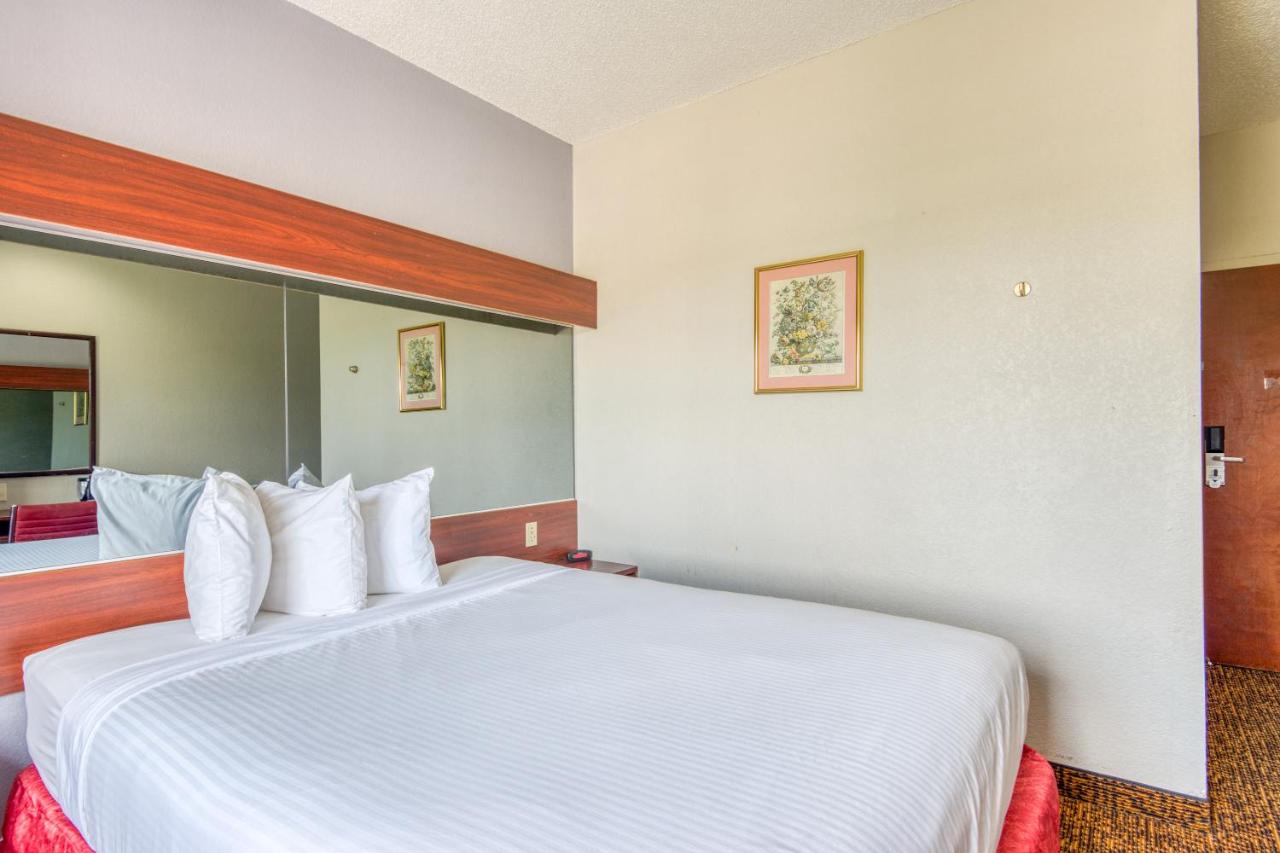 Queen Room at Trident Inn & Suites, Baton Rouge