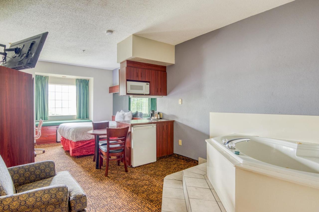 Suite with Hot Tub at Trident Inn & Suites, Baton Rouge