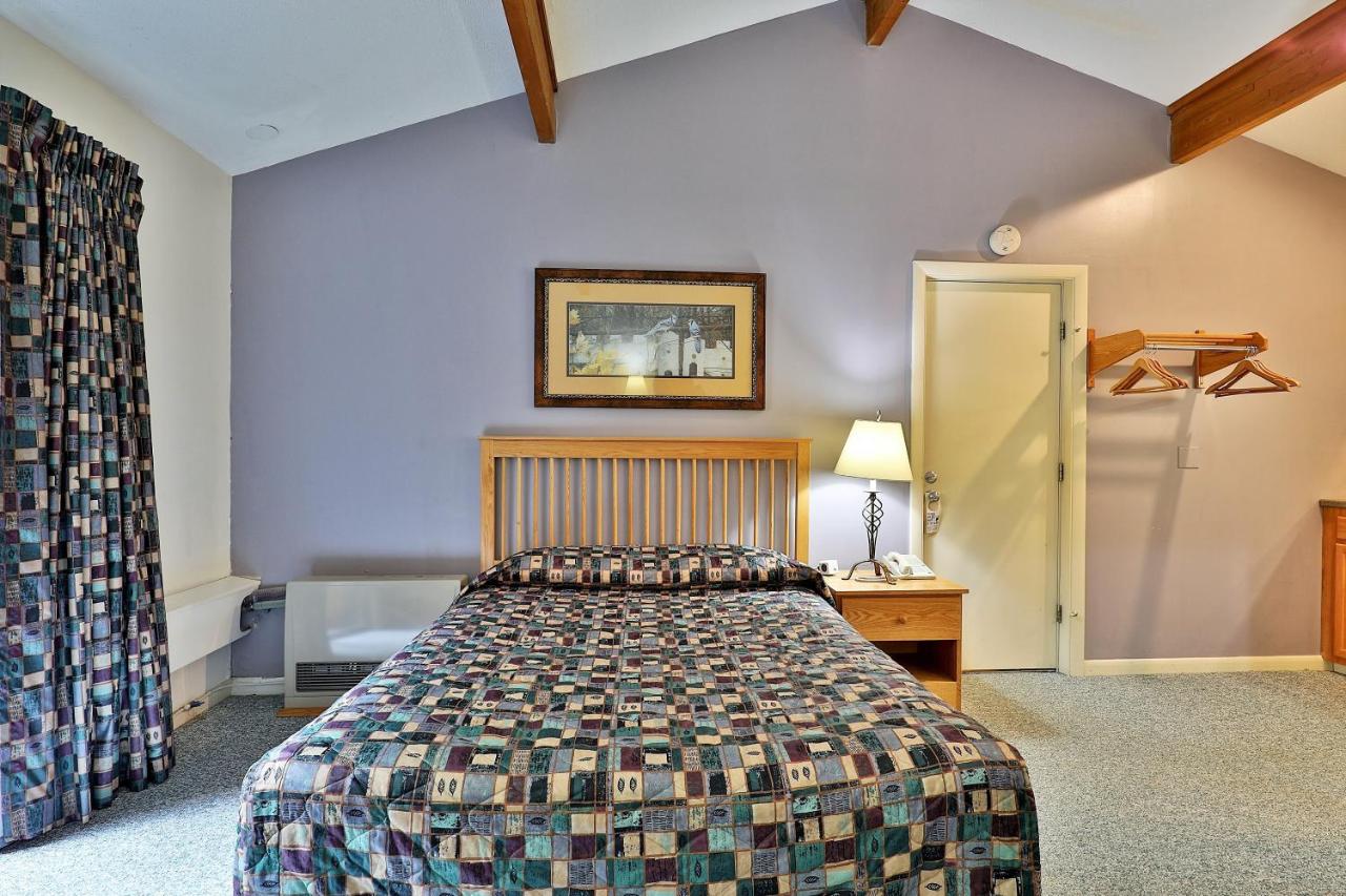 | Cedarbrook Queen Studio 207