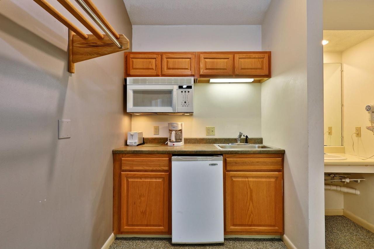 | Cedarbrook Queen Studio 207