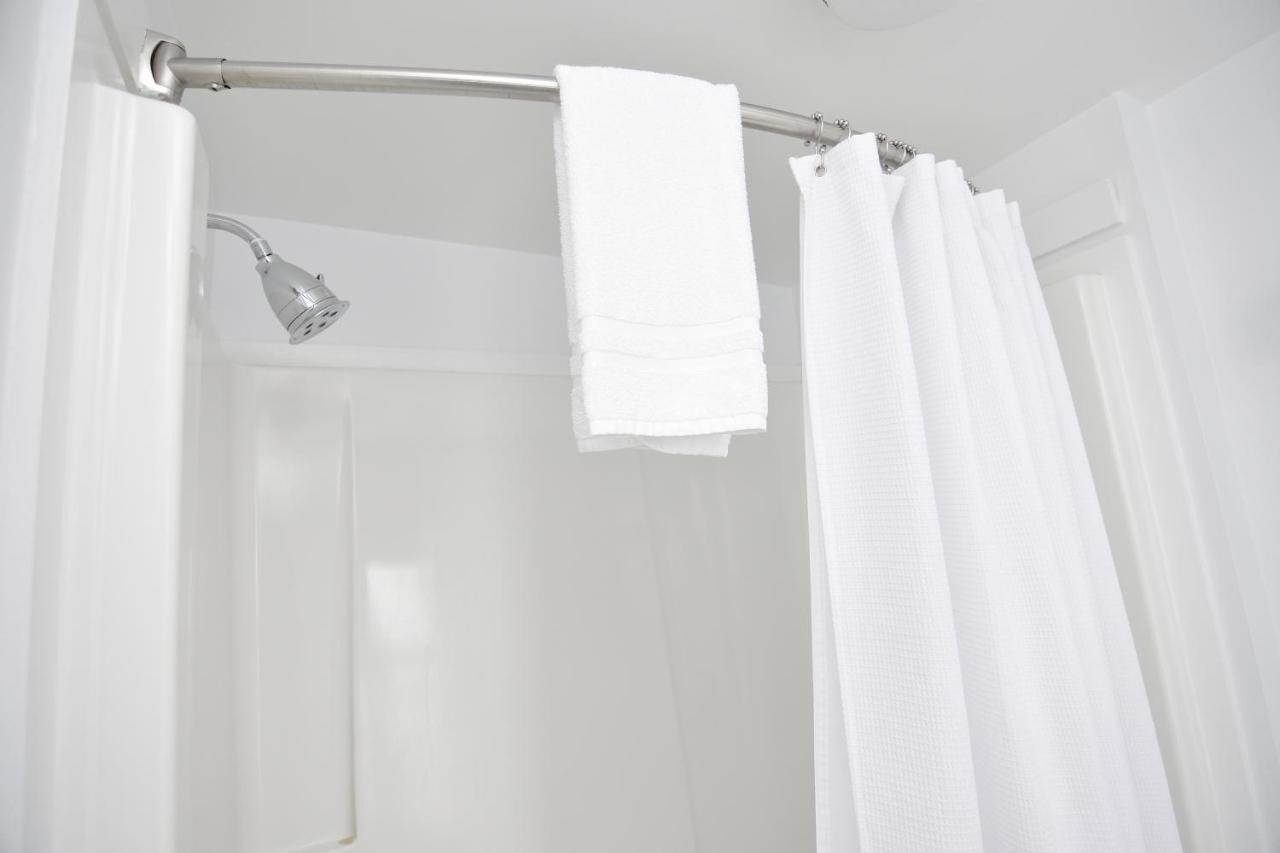 Deluxe Queen Room at Island House Hotel