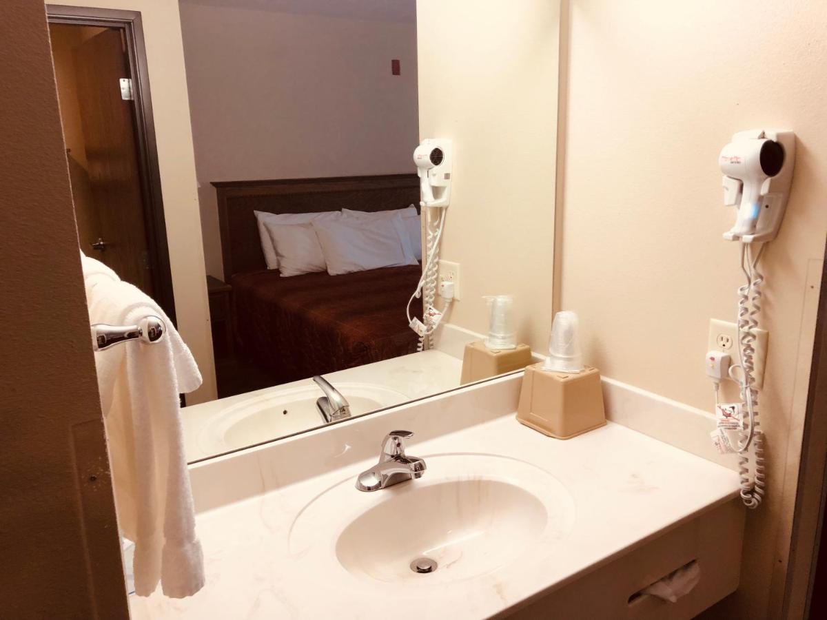 | Shenandoah Inn & Suites