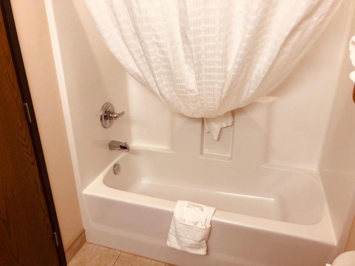 | Shenandoah Inn & Suites
