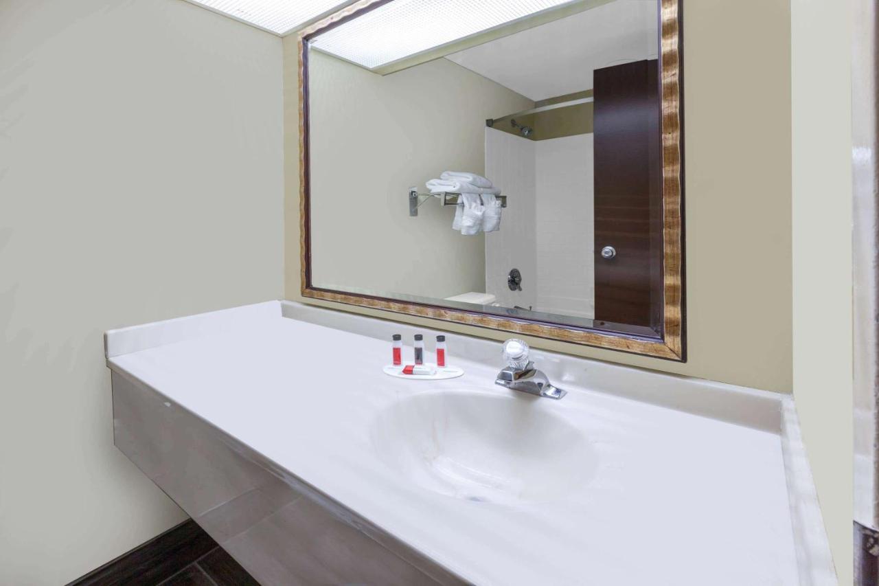 King Room with Spa Bath at Days Inn by Wyndham Milan Sandusky South
