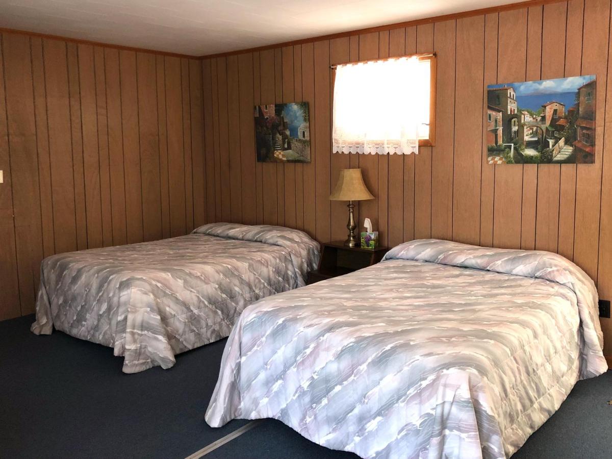 | Showboat Motel Restaurant & Bar