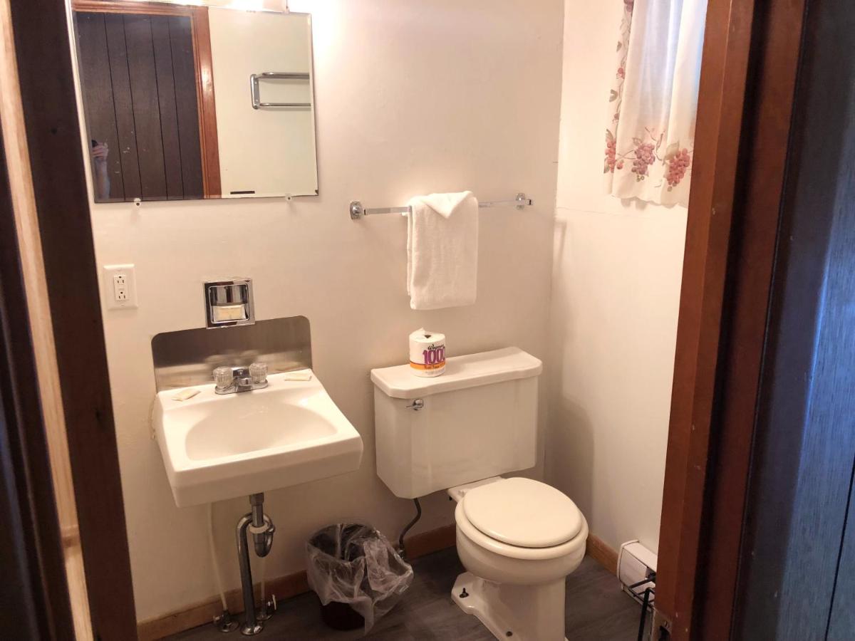 | Showboat Motel Restaurant & Bar
