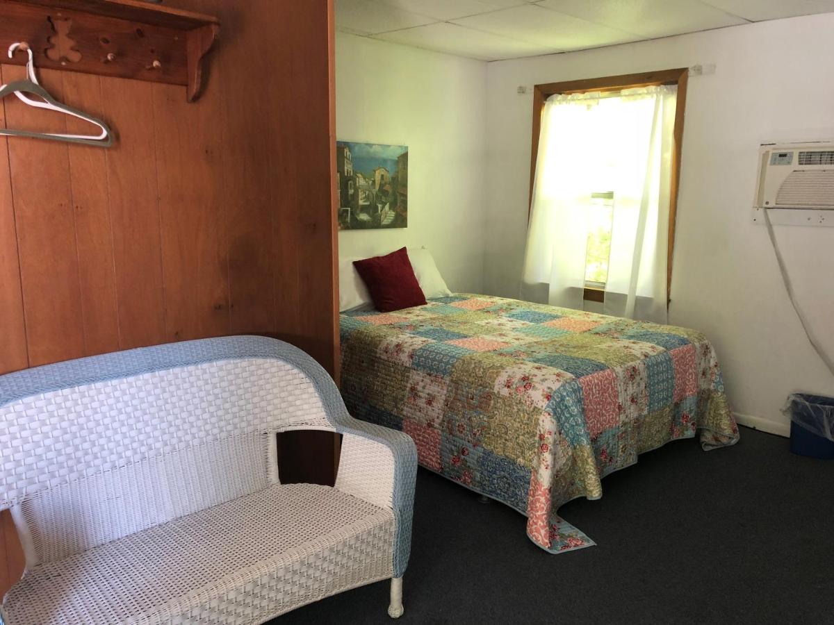 | Showboat Motel Restaurant & Bar