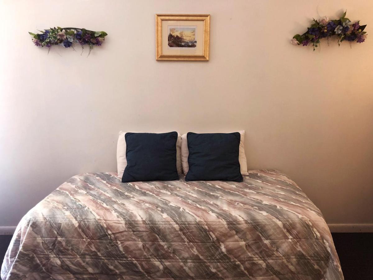 | Showboat Motel Restaurant & Bar