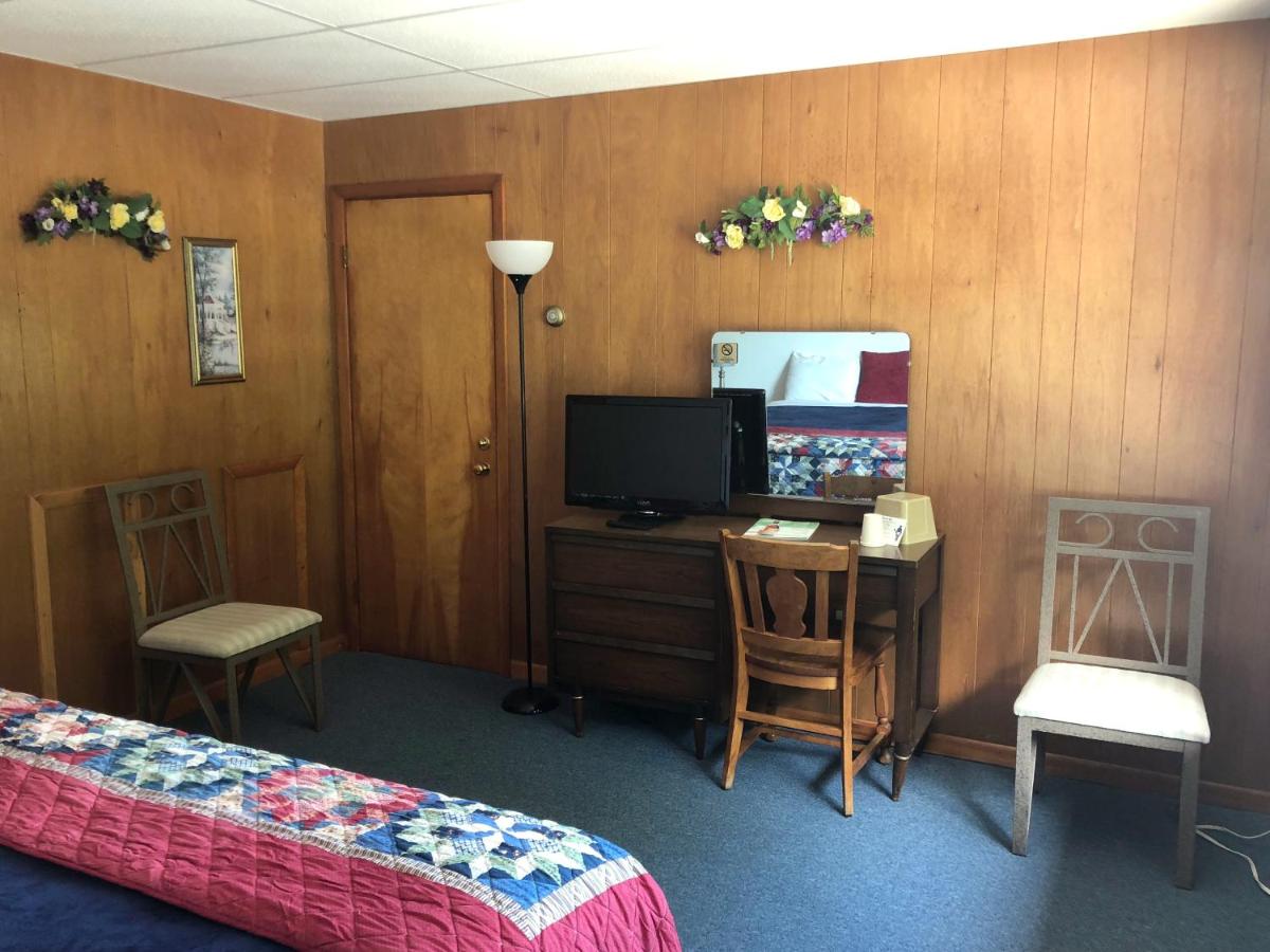 | Showboat Motel Restaurant & Bar