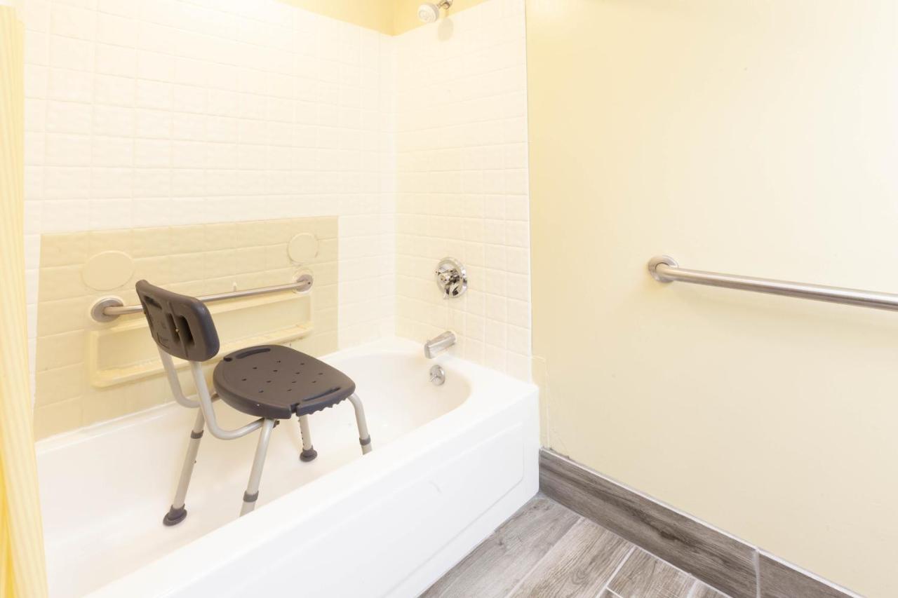 King Room with Spa Bath at Days Inn by Wyndham Milan Sandusky South