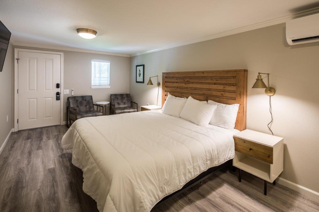 Deluxe King Studio at Cottages on River Road